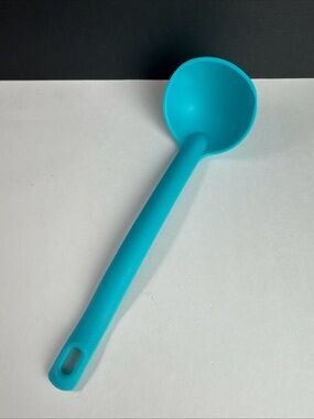 Tupperware Legacy Ladel 9” blue